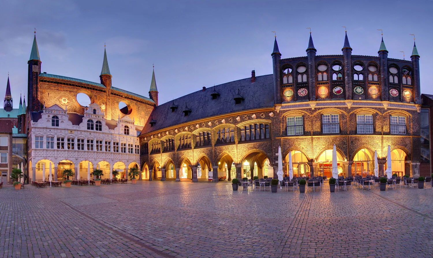 Blick auf das erleuchtete Rathaus der Hansestadt Lübeck bei Nacht