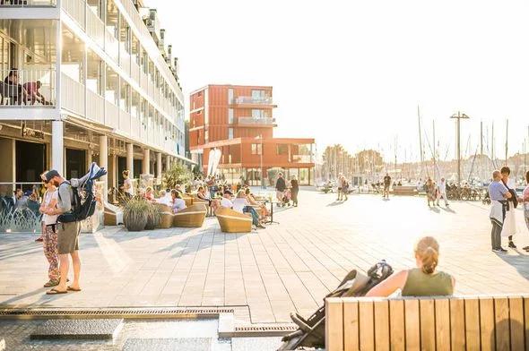 Blick auf die belebte BeachBay Promenade in Travemünde