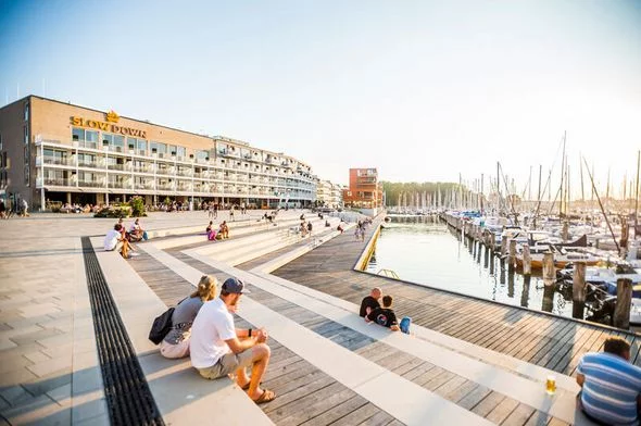 Blick auf den Hafen der BeachBay in Travemünde. Im Hintergrund ist das Hotel SlowDown zu sehen.