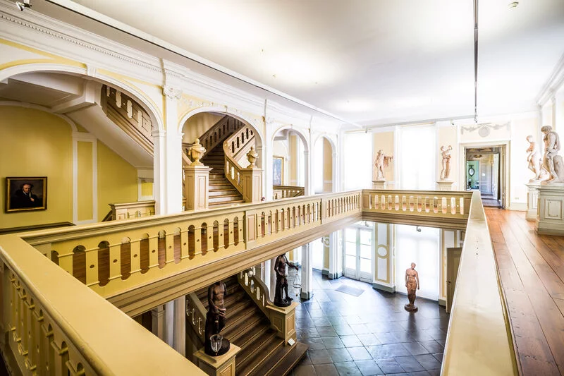 Blick auf die Treppen im Innenraum des Behnhauses