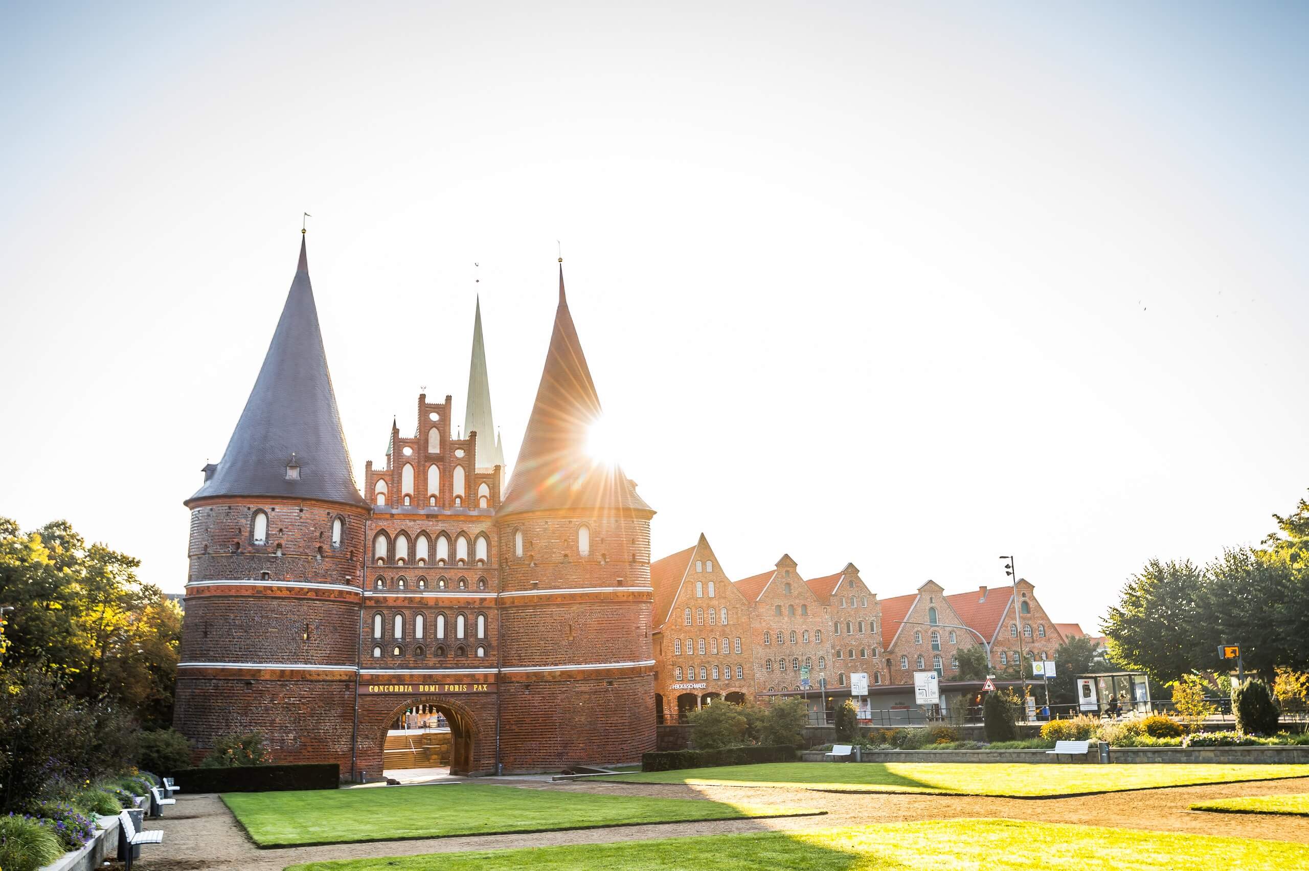 Blick auf das Holstentor und die Salzspeicher