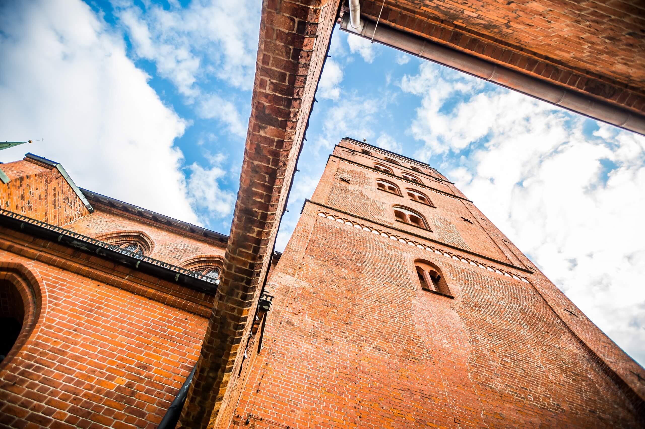 Blick auf die Backsteinfassade des Lübecker Doms