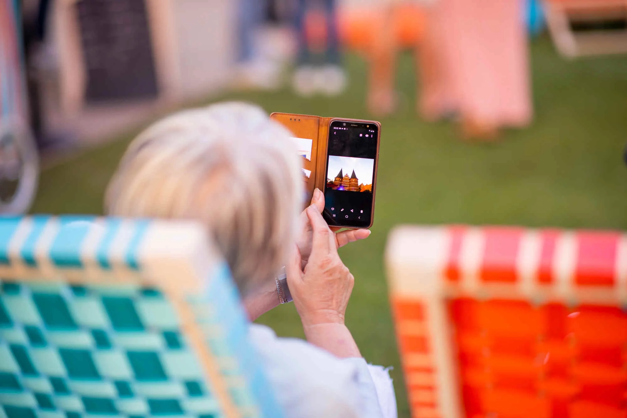 Popup in Lübeck am Holstentor - Dame macht Foto